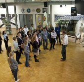 Студенты Королевского колледжа во время экскурсии по Европейскому центру астронавтов